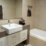Bagno beige con un lavabo insolito