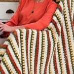 Coperta lavorata a maglia fai da te per una sedia o un copriletto