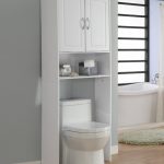 Mobile alto sopra il water nel bagno