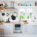 Piatti bianchi e luminosi su scaffali aperti - decorazione della cucina