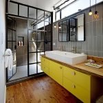 Mobiletto da bagno giallo brillante