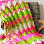 Zigzag luminoso per un copriletto su una piccola sedia