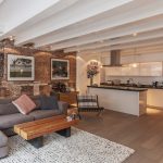 Tavolino da caffè per un appartamento in stile loft