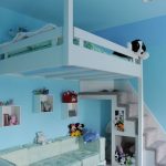 Letto bianco per bambini sotto il soffitto e divano sotto