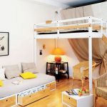 Letto in metallo bianco sotto il soffitto