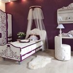 Camera da letto bianca e viola con letto a baldacchino
