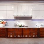 Set da cucina bianco e marrone in stile moderno