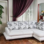 Divano angolare bianco con bellissimi cuscini