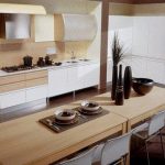 Beige e bianco per la cucina di una casa moderna