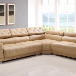 Divano angolare beige con schienali ribaltabili