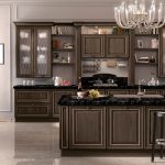 Ampia cucina spaziosa con mobili confortevoli