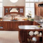Ampio set da cucina con elementi decorativi