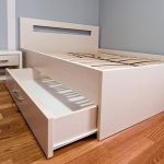 Grande cassetto accanto a un letto fatto in casa