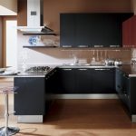 Colori nero e mattone per la cucina