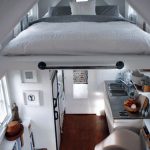 Letto di campagna sotto il soffitto