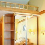 Letto in legno sopra l'armadio