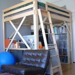 Letto in legno sotto il soffitto in un interno in stile loft