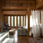 Letto in legno con baldacchino