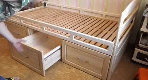 Letto in legno con cassetti per le cose