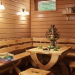 Mobili in legno fatti a mano per uno stabilimento balneare