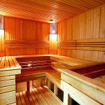 Scaffale in legno a due livelli