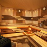 Mensole e panche in legno nel bagno turco realizzate con diversi tipi di legno