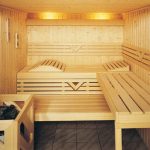 Panche e scaffali in legno nel bagno turco