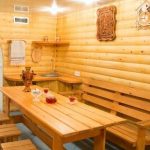 Tavolo, panche e scaffali in legno per uno stabilimento balneare fai da te