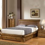 Set di mobili in legno con cassetti insoliti per la camera da letto