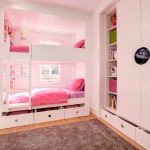 Cameretta per bambina con pratici cassetti sotto il letto