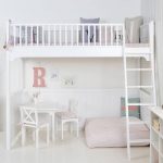 Letto a soppalco per bambini sotto il soffitto