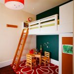 Letto per bambini con sponde sotto il soffitto