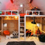Letti per bambini sotto il soffitto