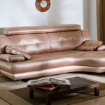 Un divano color polvere dalla forma insolita