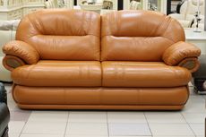 I divani in stile classico con struttura in legno e rivestimento naturale possono completare armoniosamente un interno amato