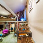 Camera lunga ed elegante con letto sopra
