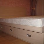 Letto matrimoniale in truciolare con cassetti
