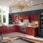 Interessante design della cucina nei toni del bordeaux e del grigio