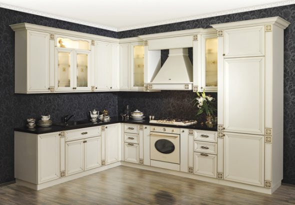 Cucina Elegante cucina con frontali in legno di betulla