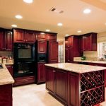 Elegante set da cucina con disposizione parallela
