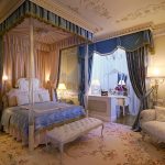 Camera da letto classica di lusso con letto a baldacchino