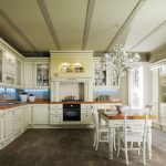 Set da cucina classico color latte
