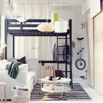 Il design del letto montato a soffitto libera spazio sottostante