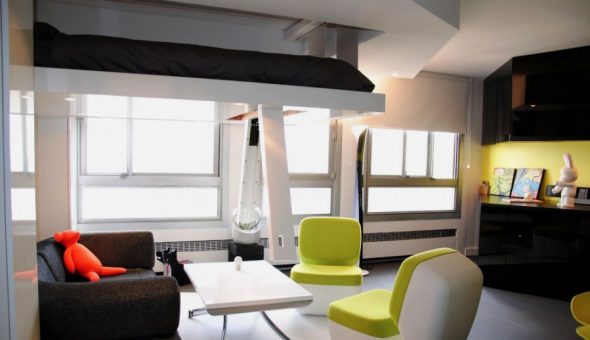 Letto sotto il soffitto in un appartamento intelligente
