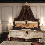 Baldacchino marrone con supporto rotondo all'interno