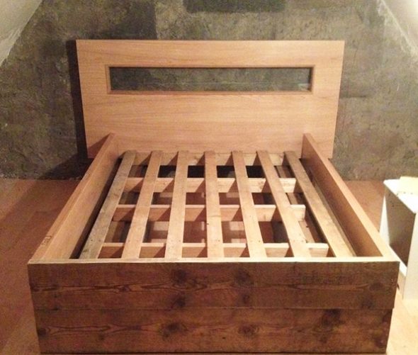 Letto fatto di assi di legno