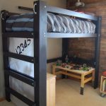 Un letto sotto il soffitto libera spazio per studiare e giocare sotto