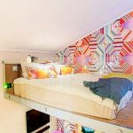 Letto sotto il soffitto dietro una parete di vetro