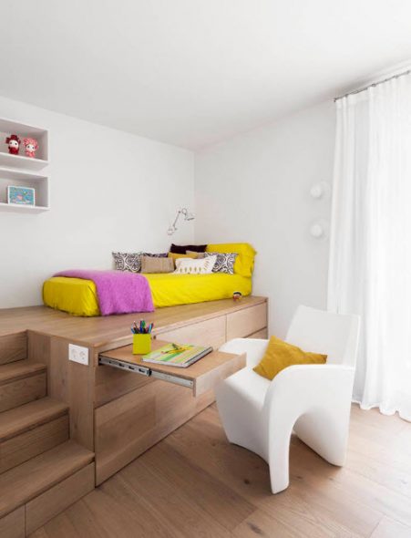 Letto a podio con sistema di contenimento