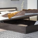 Letto con meccanismo di sollevamento
